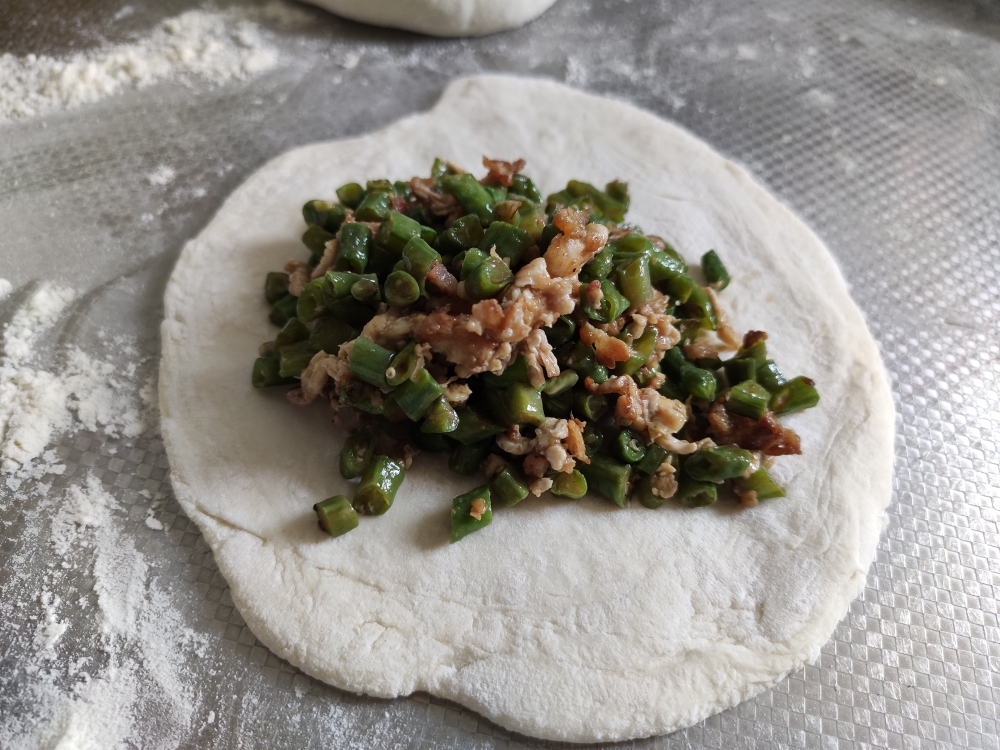 皮薄馅大～豆角鸡蛋饼的做法 步骤5