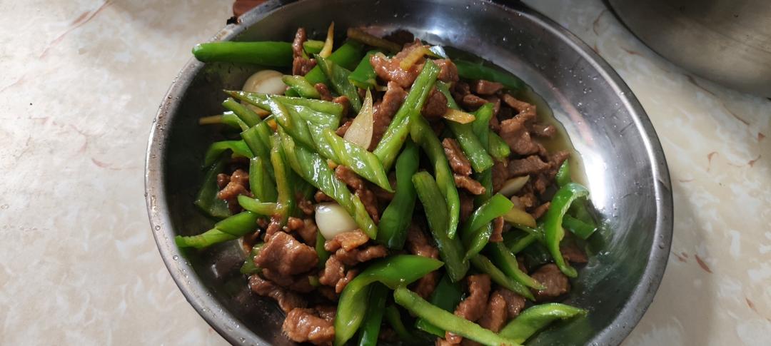 经典的家常菜，青椒炒肉丝，简单的食材也能做出如此美味