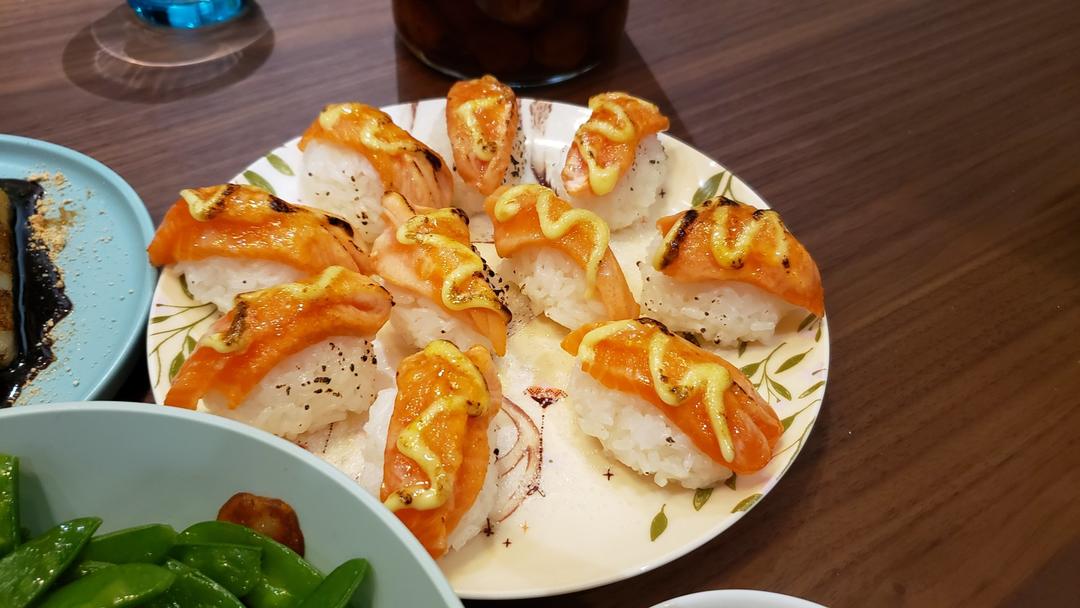 狐狸狸爱下厨做的焦糖三文鱼寿司