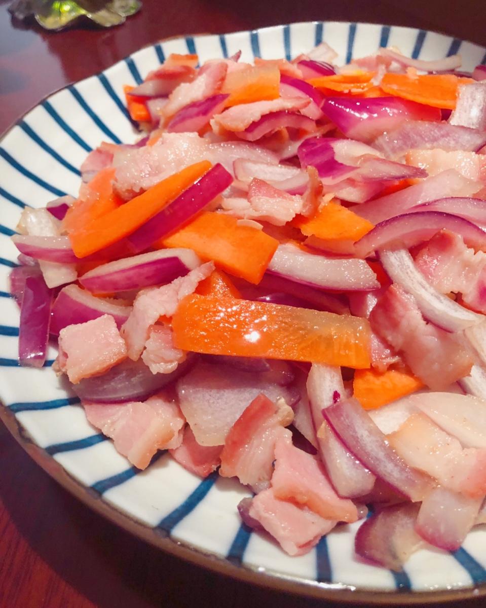 邵栎洪做的培根炒洋葱