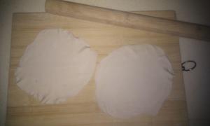 饺子皮版鸡蛋灌饼的做法 步骤1