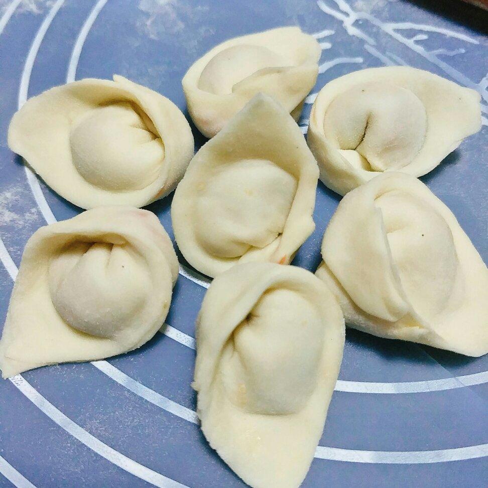 芹菜叶馅儿小馄饨
（自己擀馄饨皮儿）