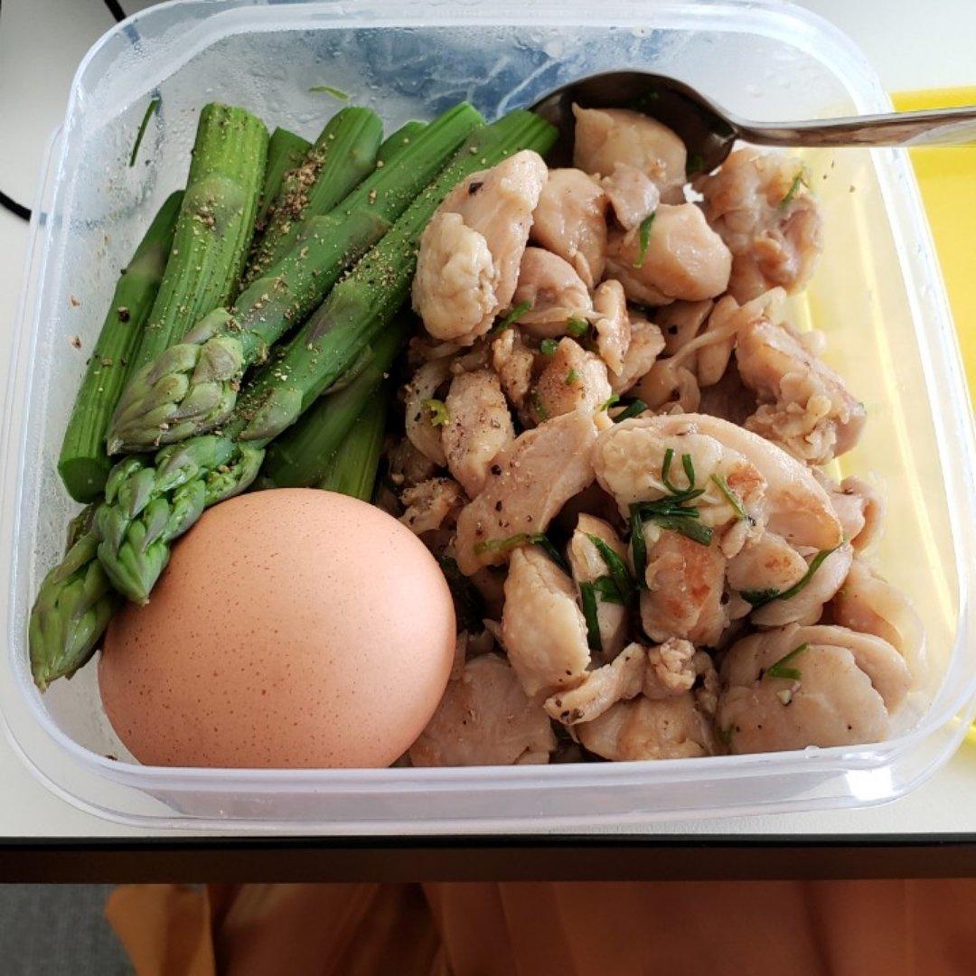 【低碳水】煎鸡胸肉+鸡丁玉米粒+水煮芦笋