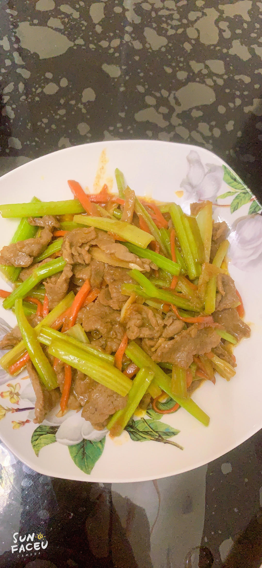 牛肉炒芹菜(不老不柴嫩滑多汁)