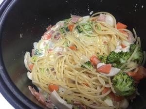 电饭锅食谱：奶油蔬菜培根意面的做法 步骤9