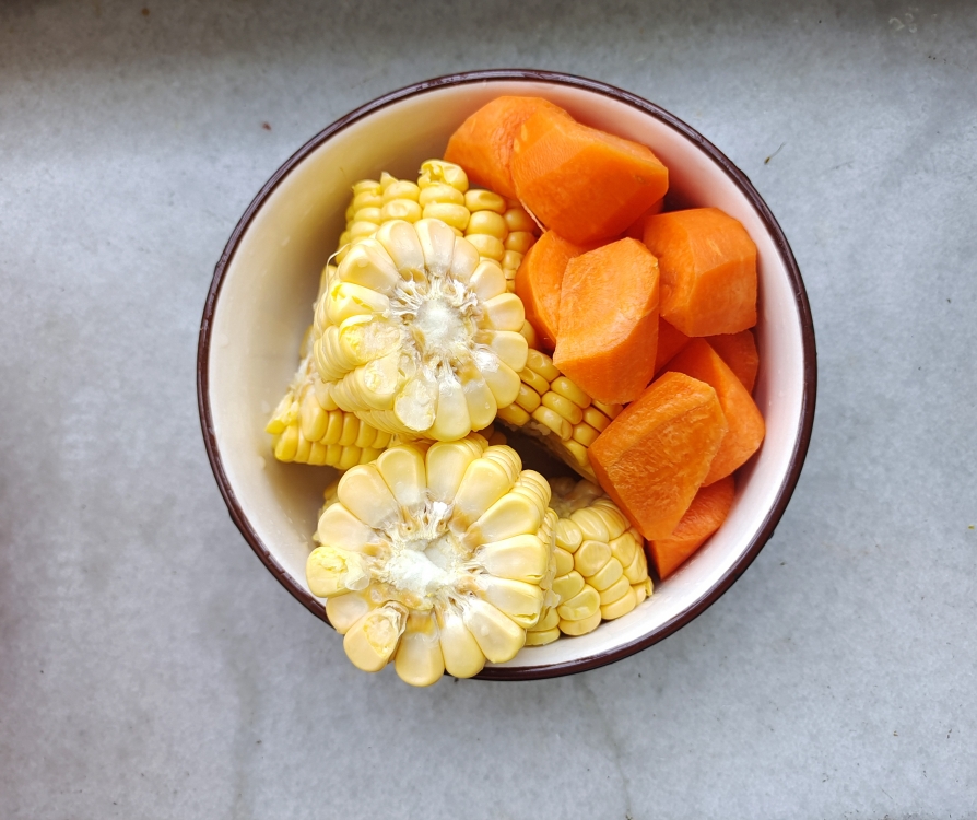 牛棒骨炖萝卜玉米汤的做法 步骤3