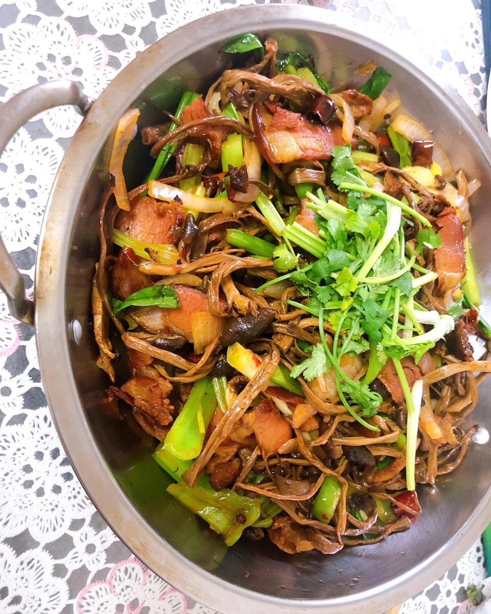 五花肉干锅茶树菇