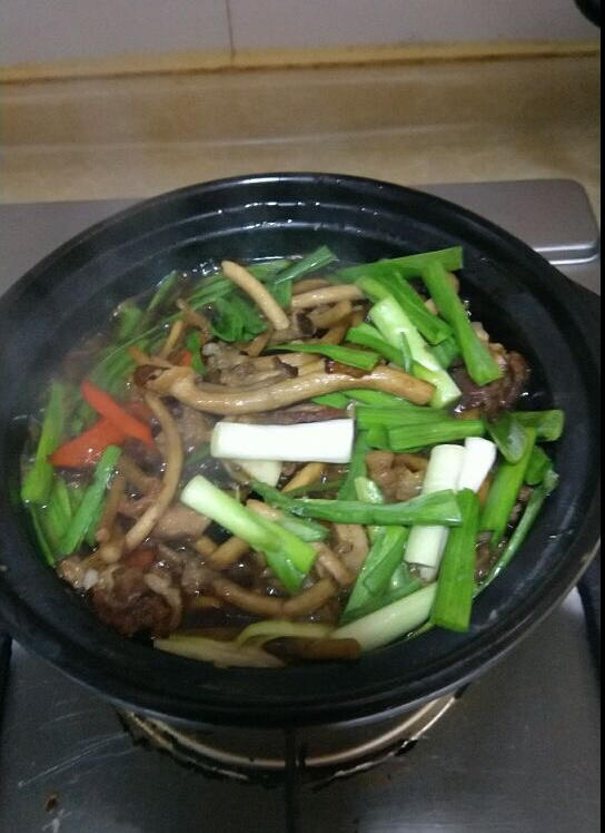 五花肉干锅茶树菇
