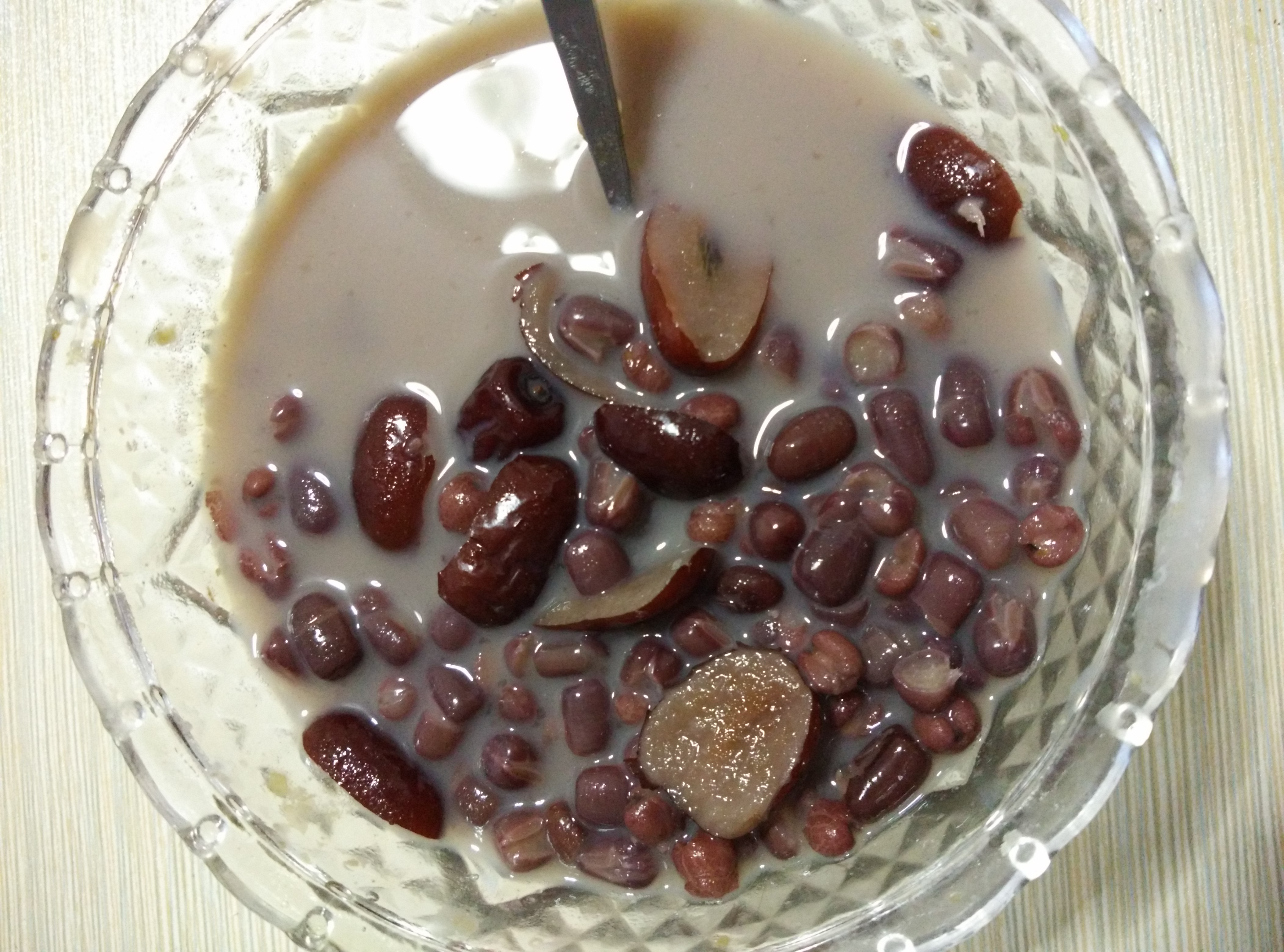 红枣红豆薏仁牛奶粥