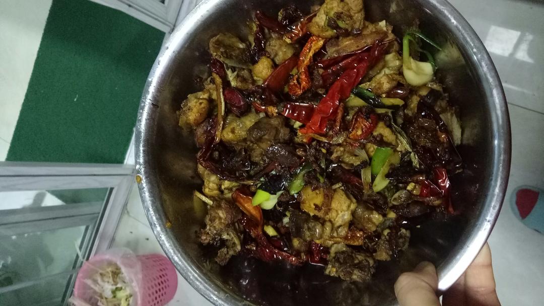 新疆正宗柴窝铺辣子鸡