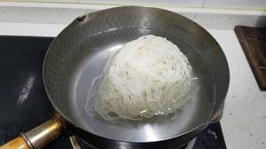快手酸菜肥牛米线的做法 步骤1