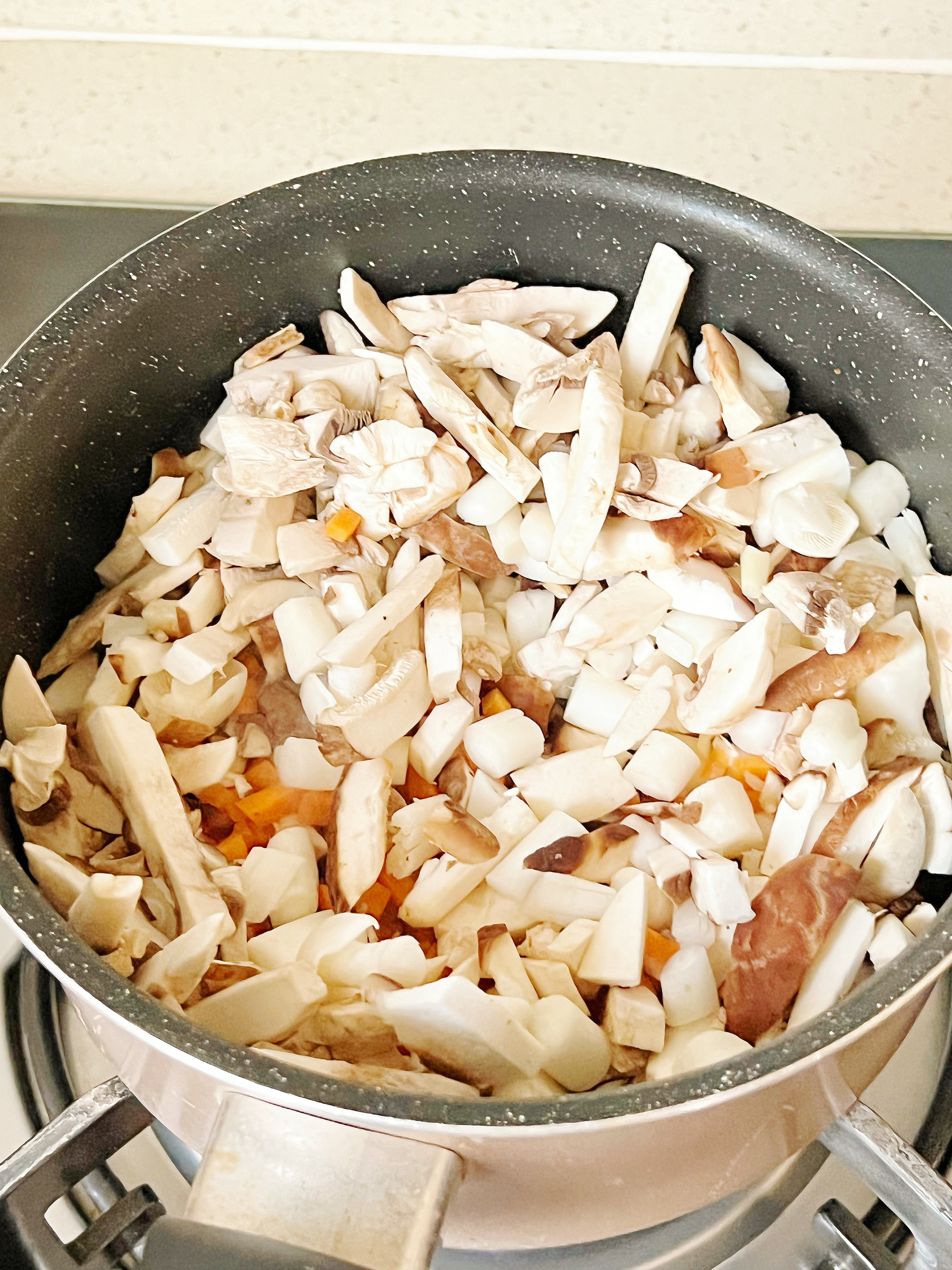 幼儿园的牛肉菌菇焖饭的做法 步骤5