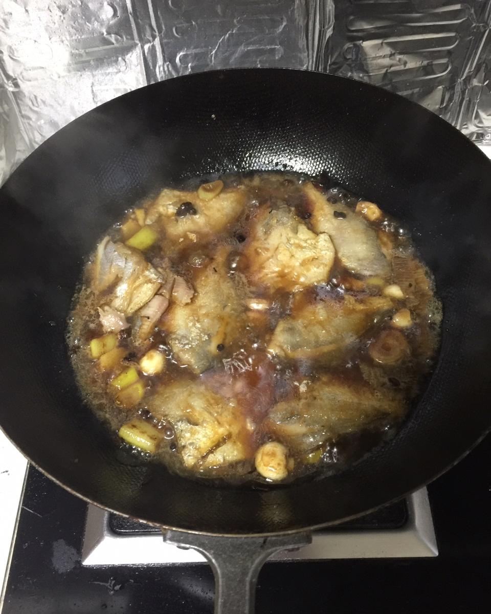 传统中式红烧平鱼