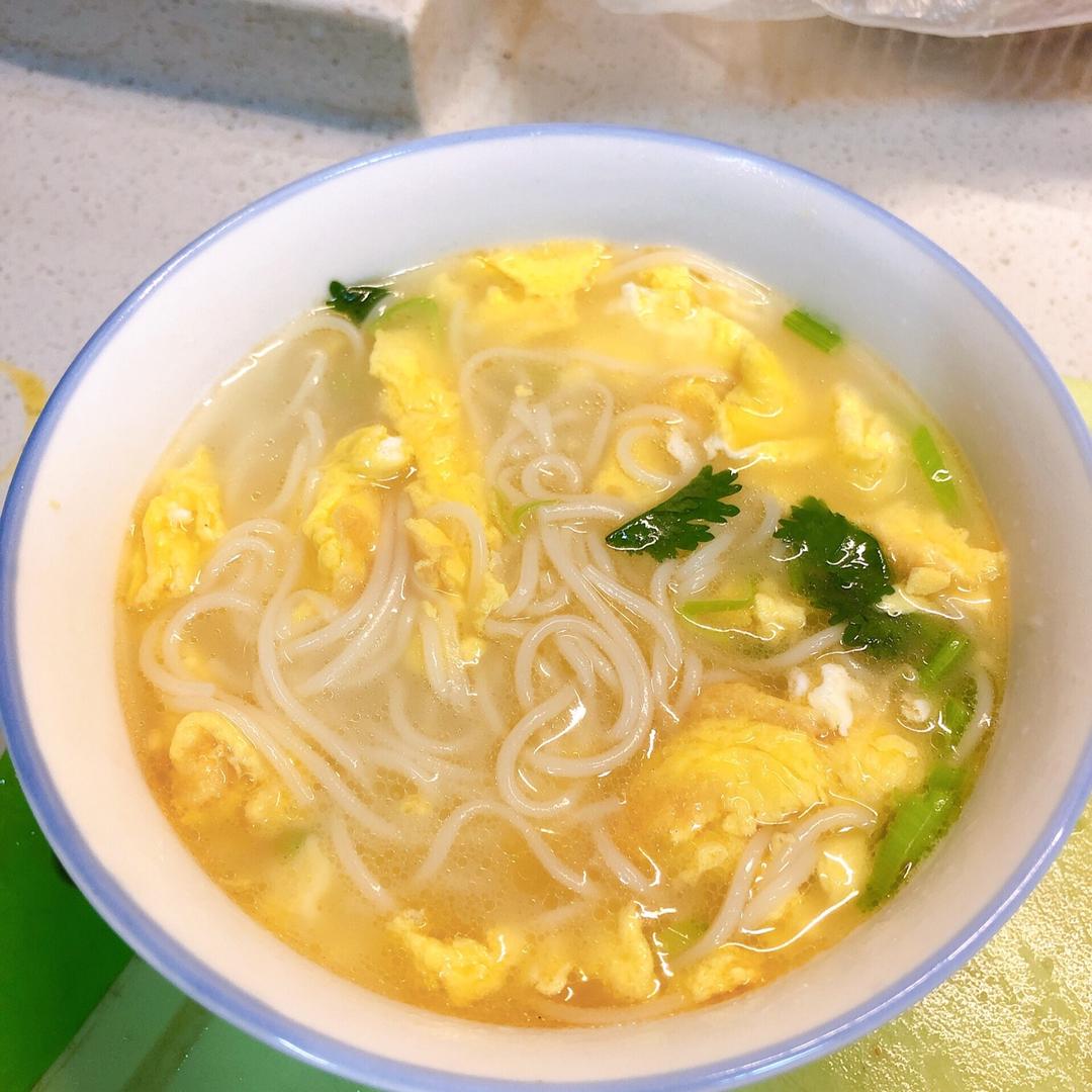 失智少年羊屎蛋做的超简单美味的葱香鸡蛋面