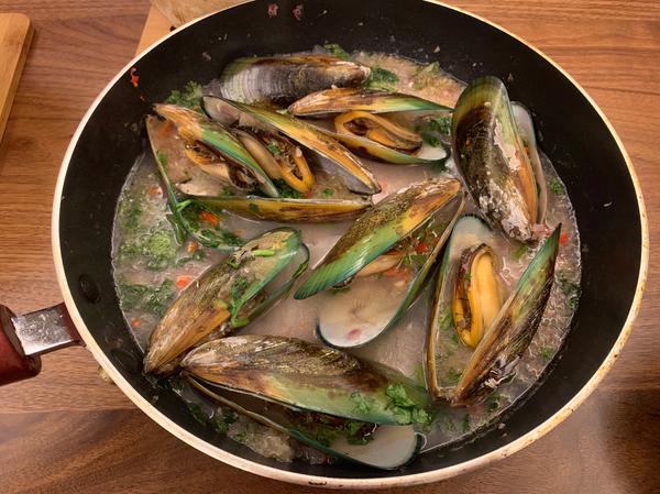 【新西兰青口贝mussel(最原始最鲜美的做法)超级简单/人人都可以成为别人羡慕的大厨,超详细步骤图,铸铁锅图片】daisyzyf_下厨房