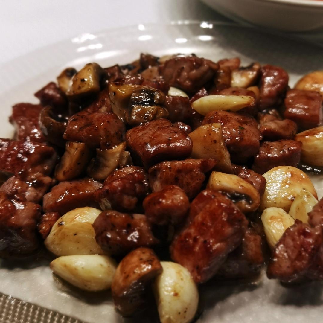 黑椒口蘑牛肉粒