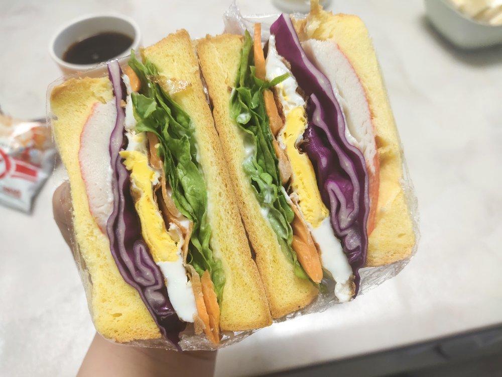 鸡蛋蟹柳双拼贝果🥯