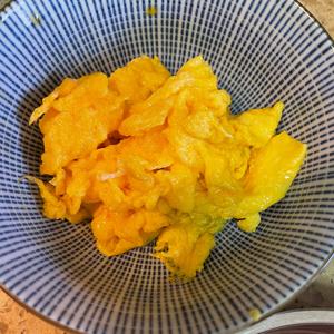 黄瓜鸡蛋炒腊肠的做法 步骤3