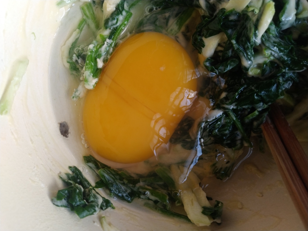 菠菜煎鹅蛋的做法 步骤3