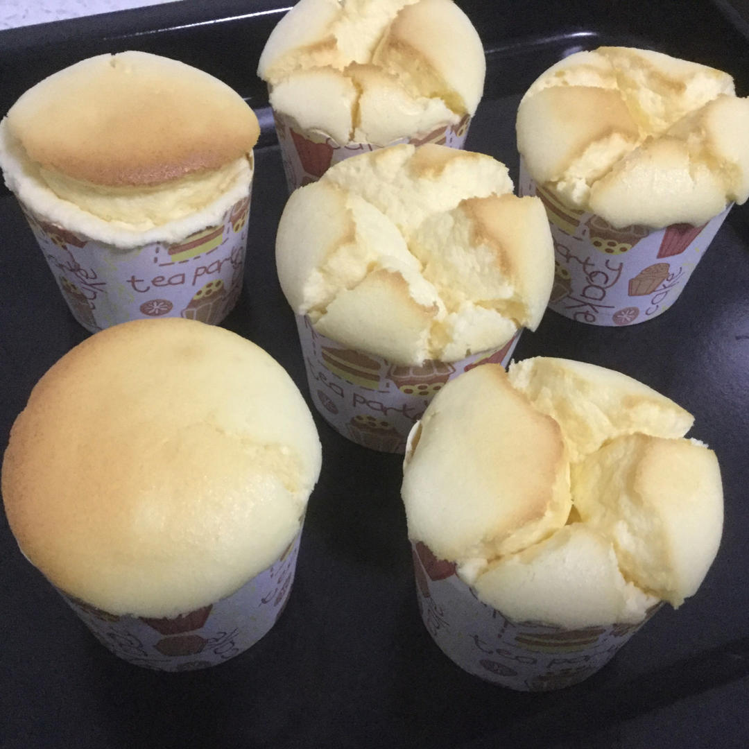 戚风杯子蛋糕^_^不开裂不回缩喔～