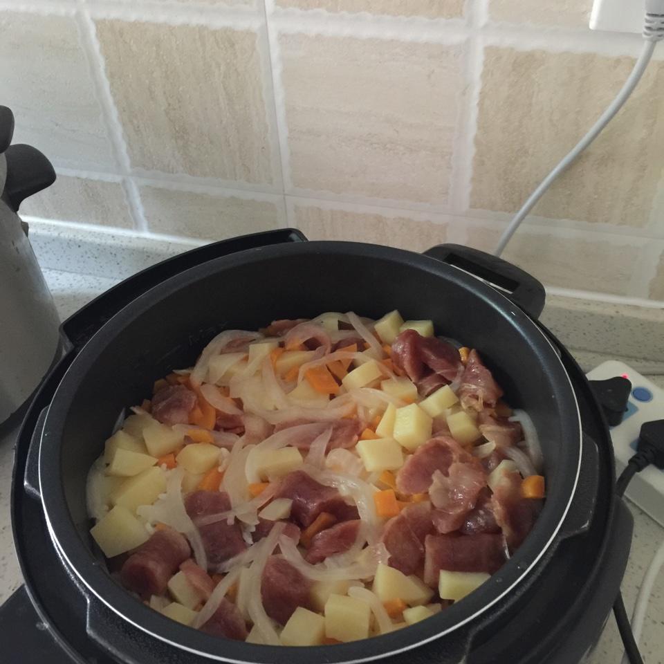 腊肠土豆胡萝卜闷饭。很好吃哟