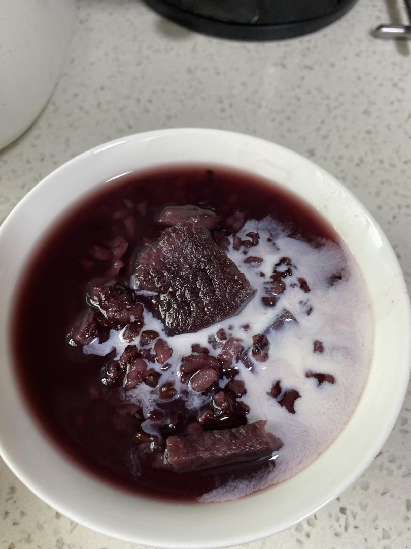 黑米紫薯牛奶粥