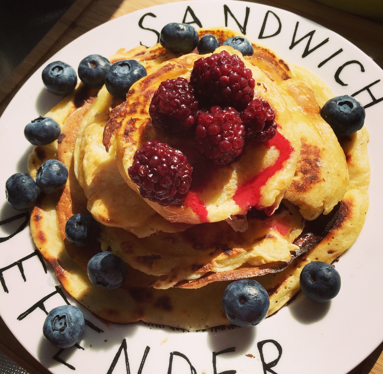 【酸奶松饼yogurt pancake】，搭上黑莓果酱和枫糖的美味。