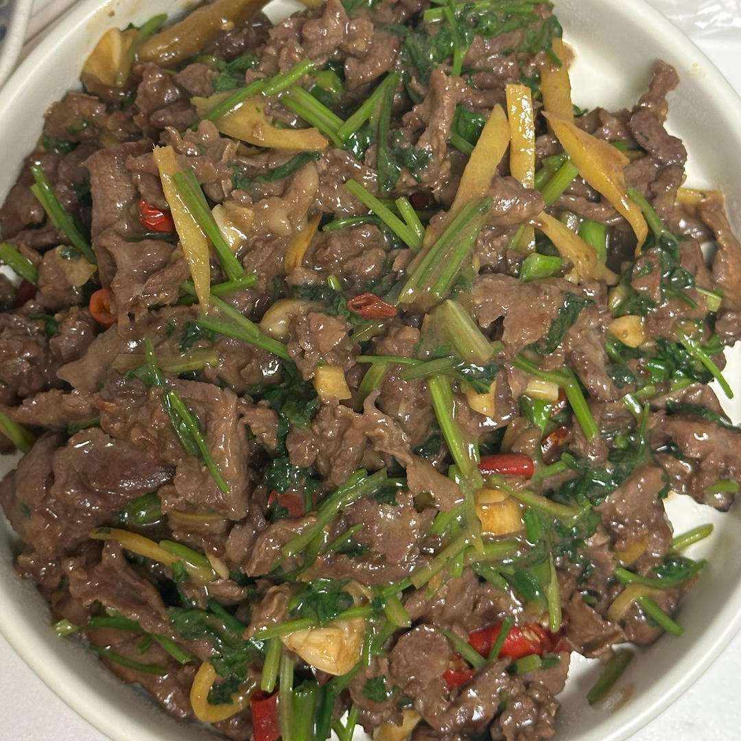 香菜炒牛肉，香辣下饭，爱吃香菜的朋友看过来，拌饭绝了