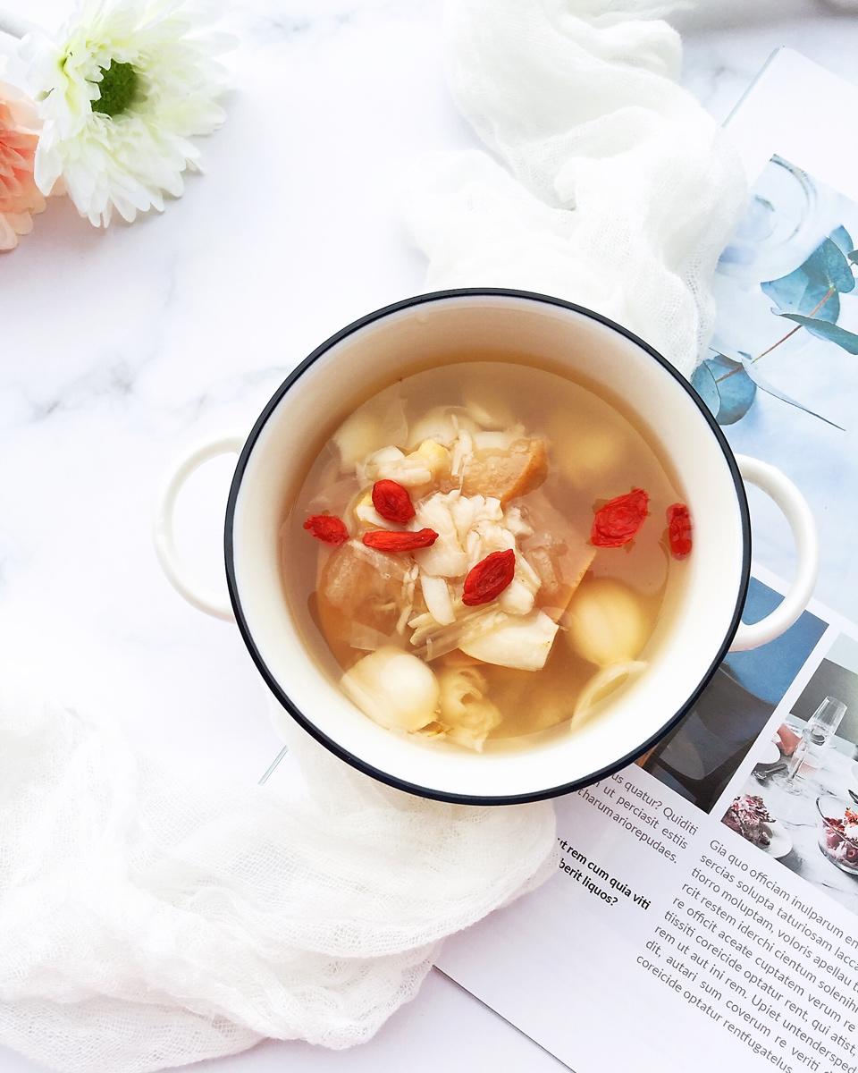 冰糖枸杞银耳梨汤