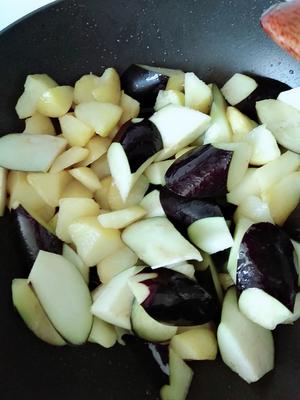東北家常菜--土豆燉茄子的做法 步骤3