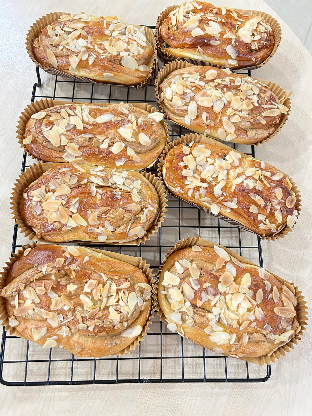 酥的掉渣面包店的经典产品-花生杏仁面包