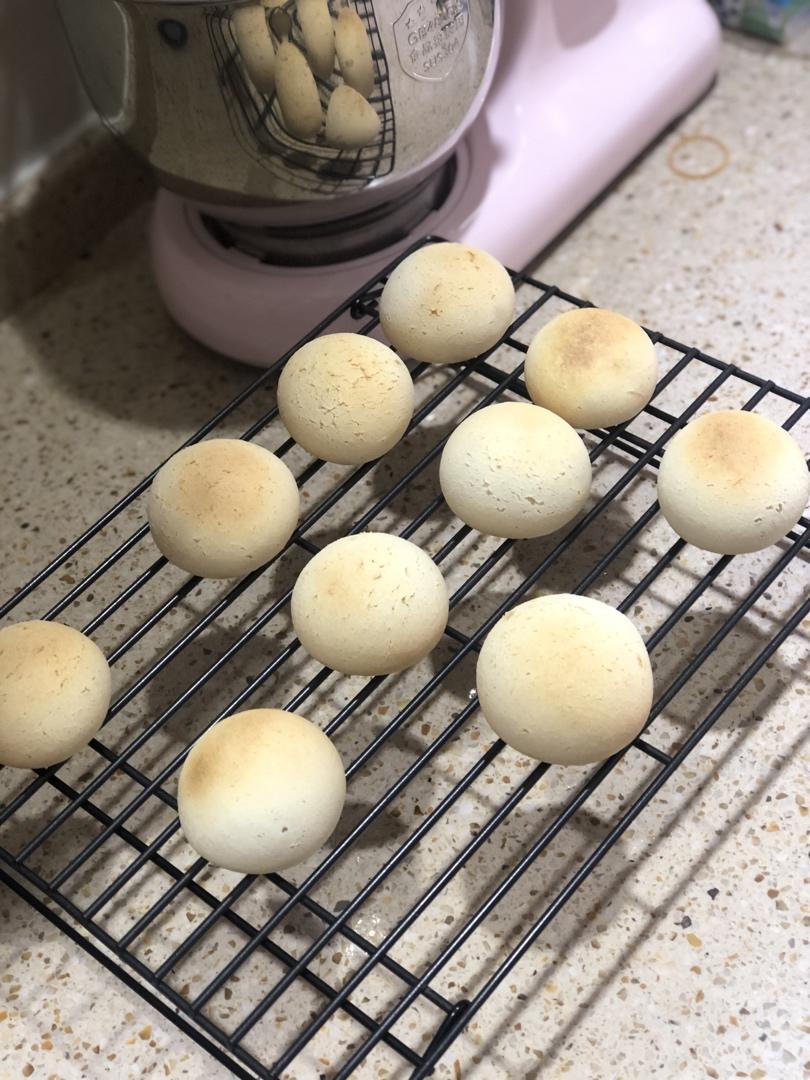 咸蛋黄肉松麻薯包