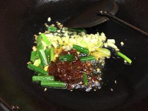 《昨日的美食》之油豆腐、韭菜、高丽菜、猪绞肉的味噌热炒的做法 步骤7