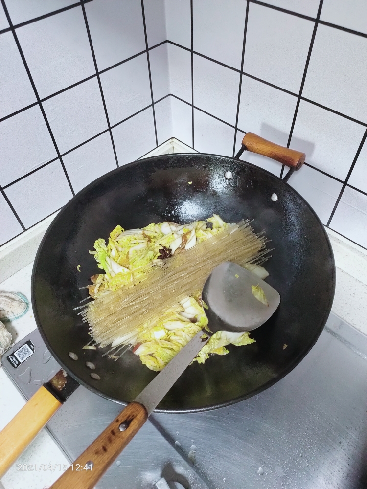 五花肉炖大白菜的做法 步骤10