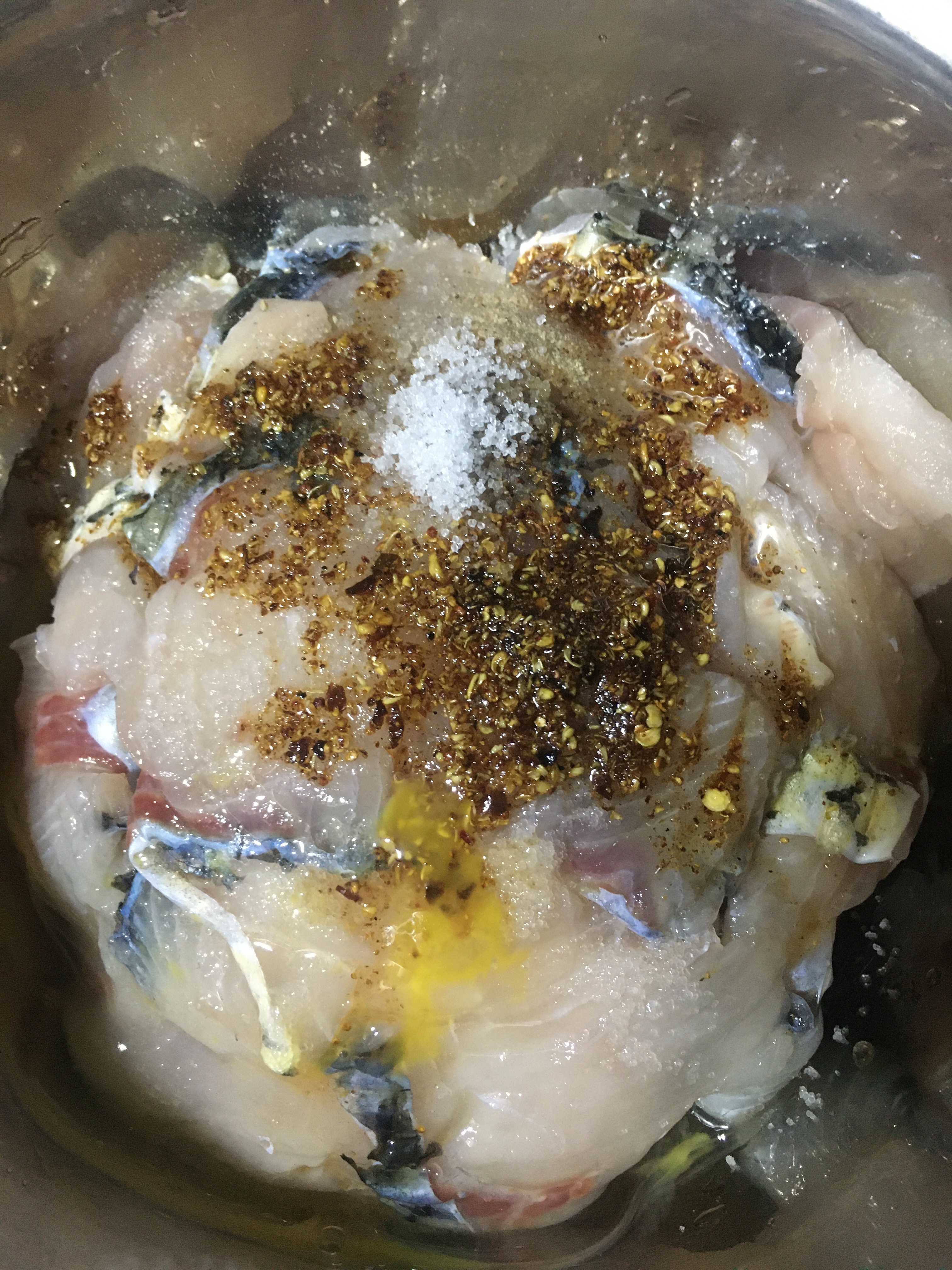 鱼汤鲜香的酸菜鱼的做法 步骤2