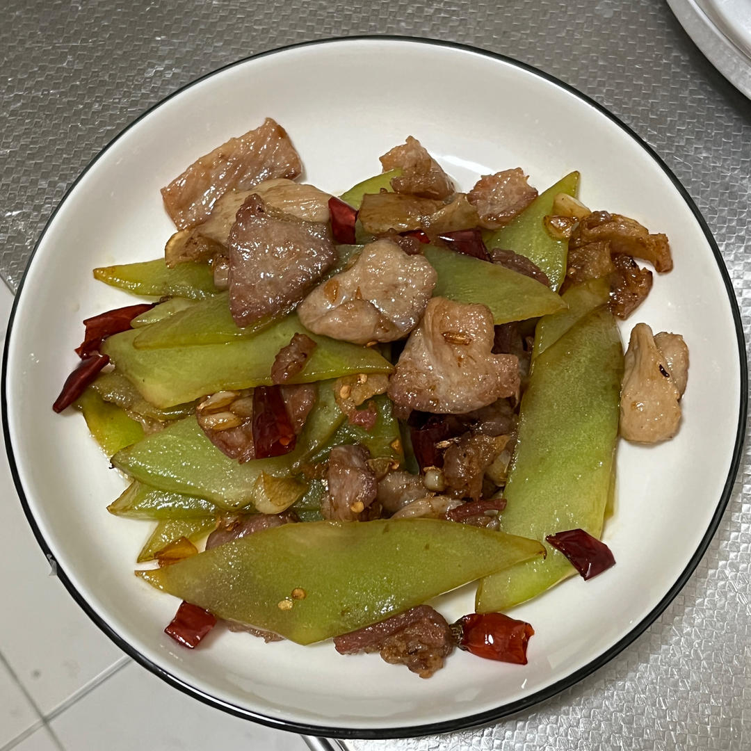 简单好吃下饭的莴笋炒肉来啦！