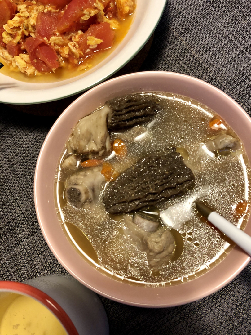 羊肚菌炖排骨汤