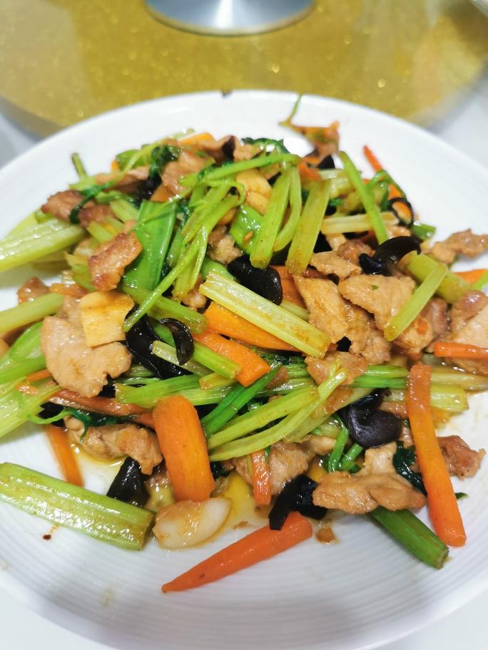 芹菜随意烧肉的做法