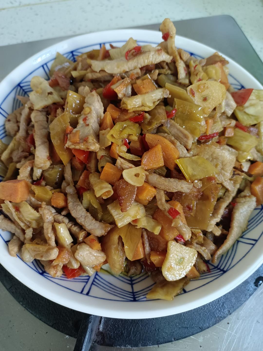 家常下饭菜之酸菜炒肉，加点樟树港辣椒，味道绝了