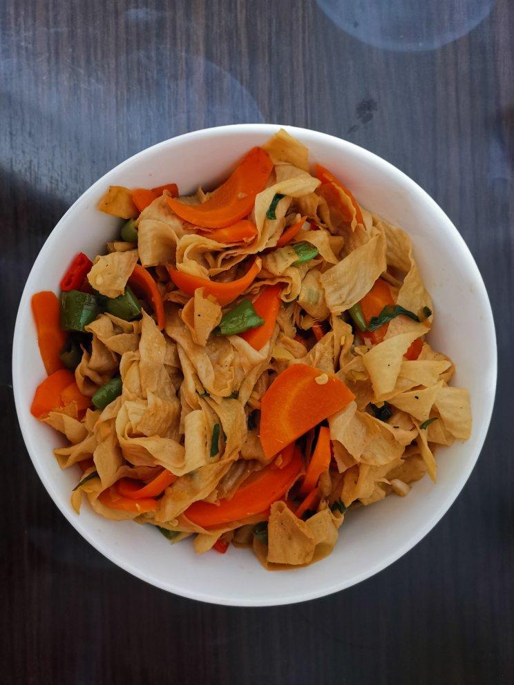 营养超好的胡萝卜炒豆皮