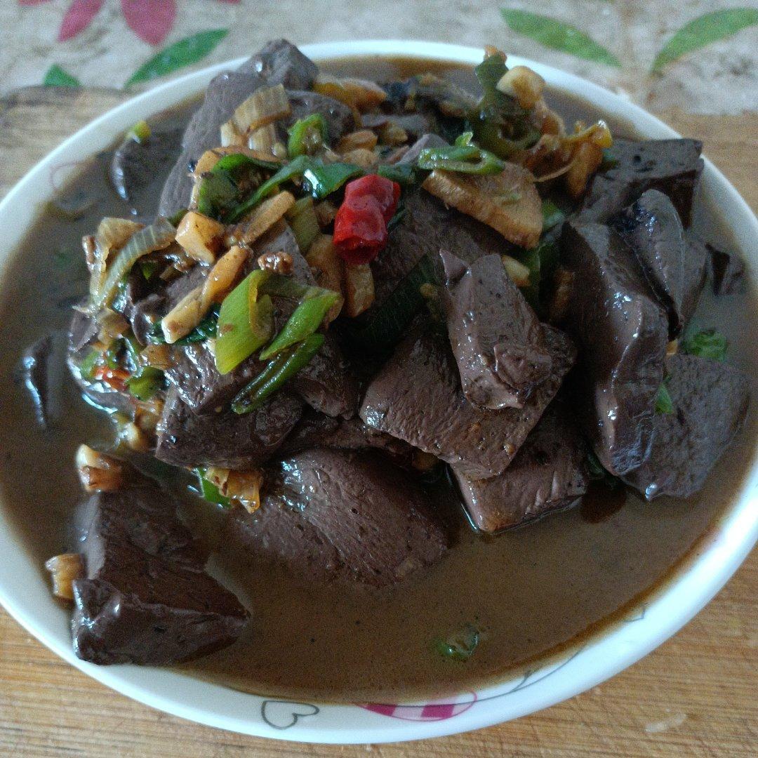 香辣开胃的炒猪血