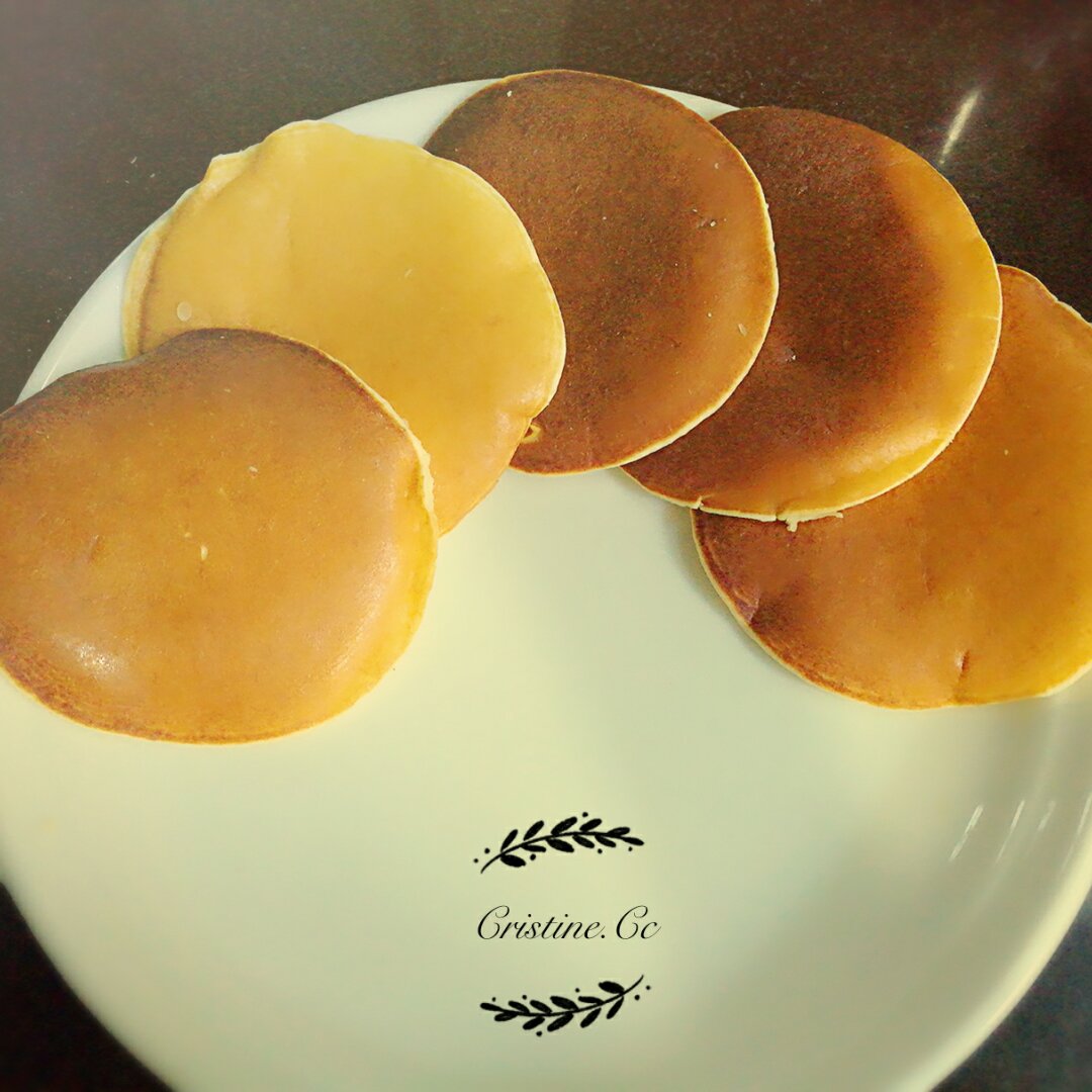【酸奶松饼yogurt pancake】，搭上黑莓果酱和枫糖的美味。