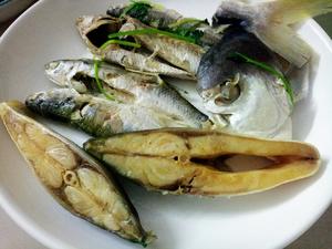 【慧~清新小厨房】让人回味的咸鱼干与新鲜海鱼煲的~鱼汤的做法 步骤8
