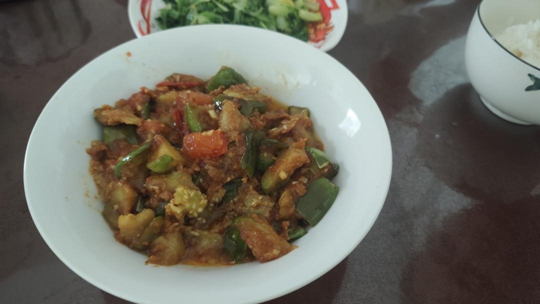 红烧茄子（佐西红柿尖椒）