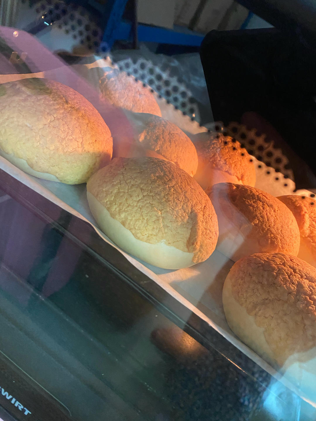 做100款面包の12：在家开茶餐厅!港式菠萝包 –不划格子自然裂开的香酥脆皮！菠萝油/酥皮包