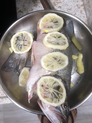 小清新蒜蓉柠檬蒸鲈鱼的做法 步骤8