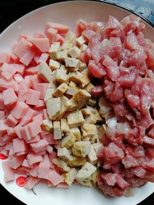 鲜黄豆炒肉，肉丸，火腿的做法 步骤4