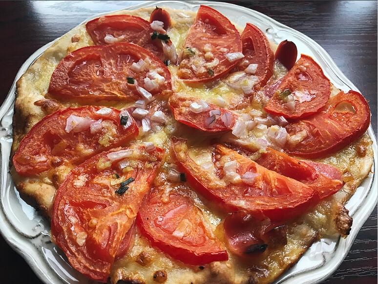 番茄芝士薄底披萨