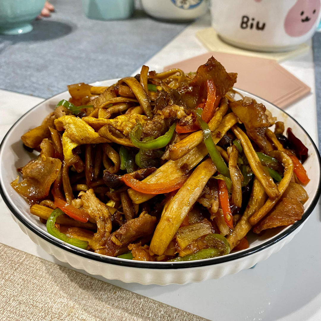 五花肉干锅茶树菇