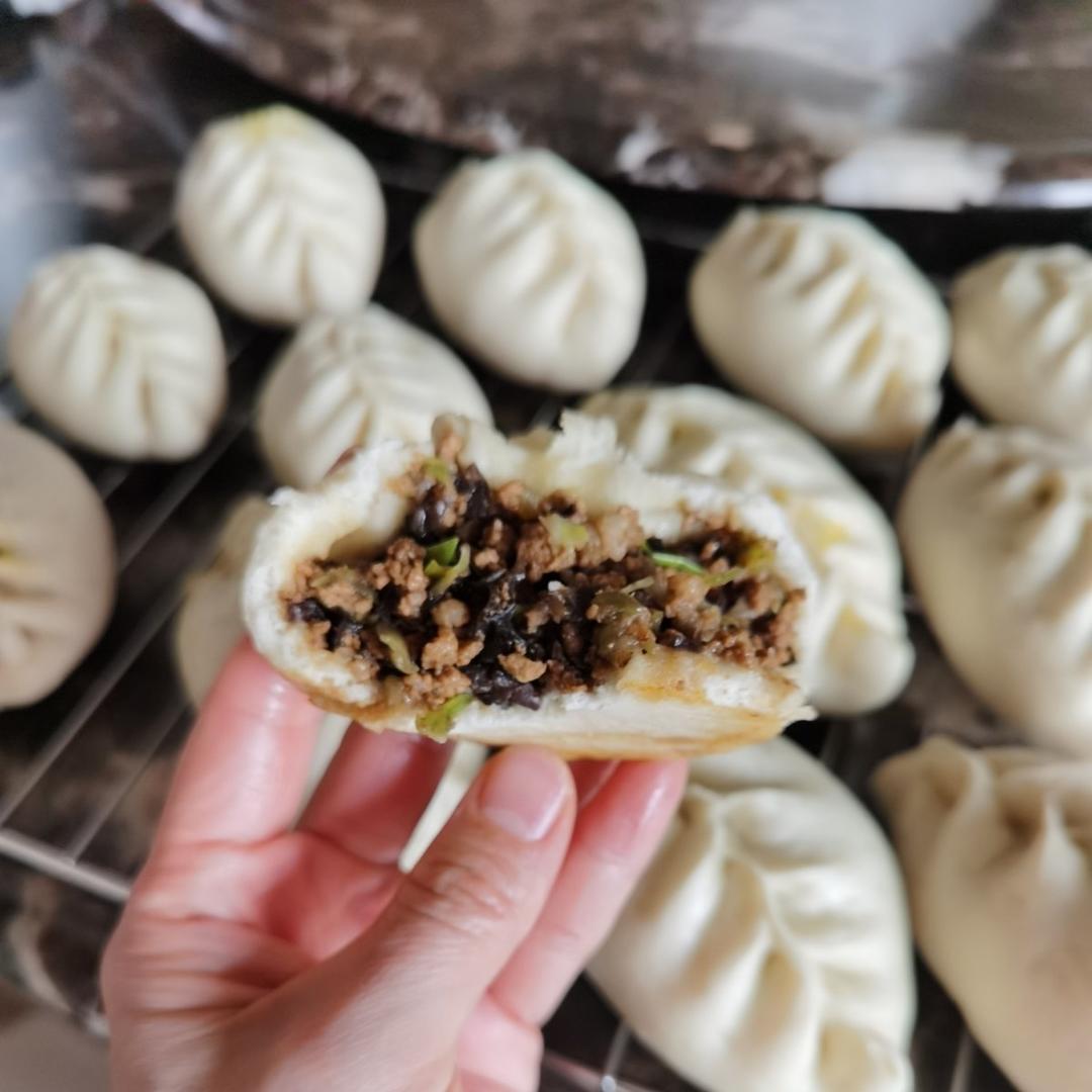 酱肉包升级版（加了点木耳和芹菜 好吃惨了）